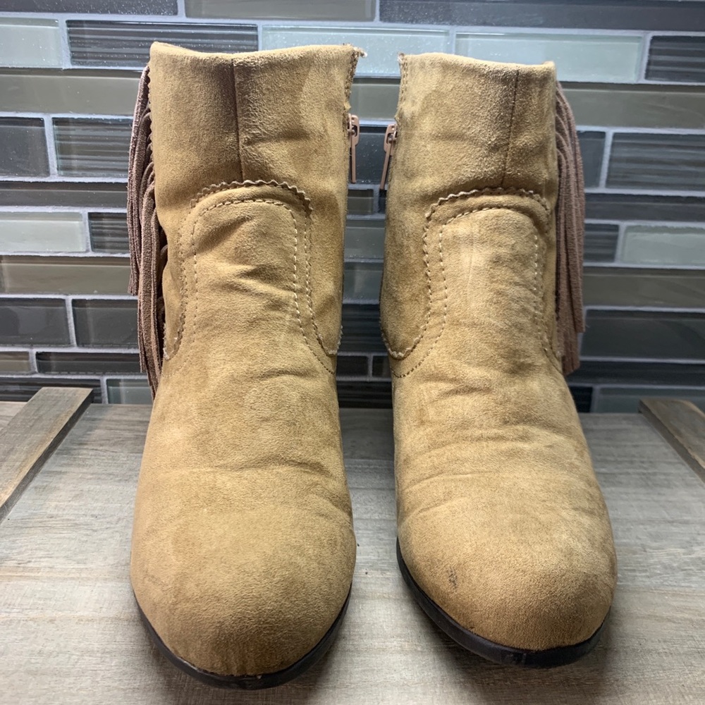 Maurice Fashions Beige Faux Suede Fringe Ankle Bootie Boots Woman's Shoe Size 6 - Picture 5 of 12